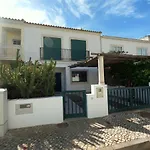 Algarve, 4 Bedrooms Independent House, Hébergement de vacances Pêra