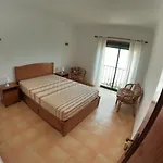Algarve, 4 Bedrooms Independent House, Hébergement de vacances Pêra